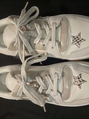 Michael Kors Off-White Leather Star Detail Sneakers